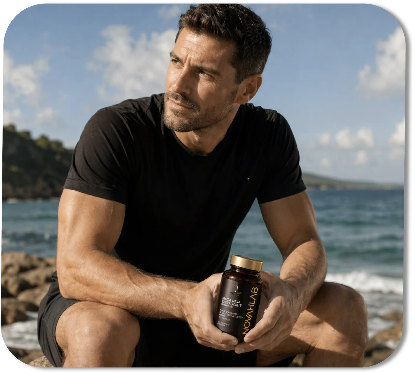 Persona con Maca Nera Extra Forte Novahlab sulla costa